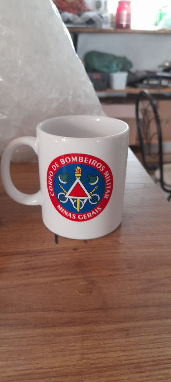 Caneca de porcelana — brinde personalizado da Cátia Brindes