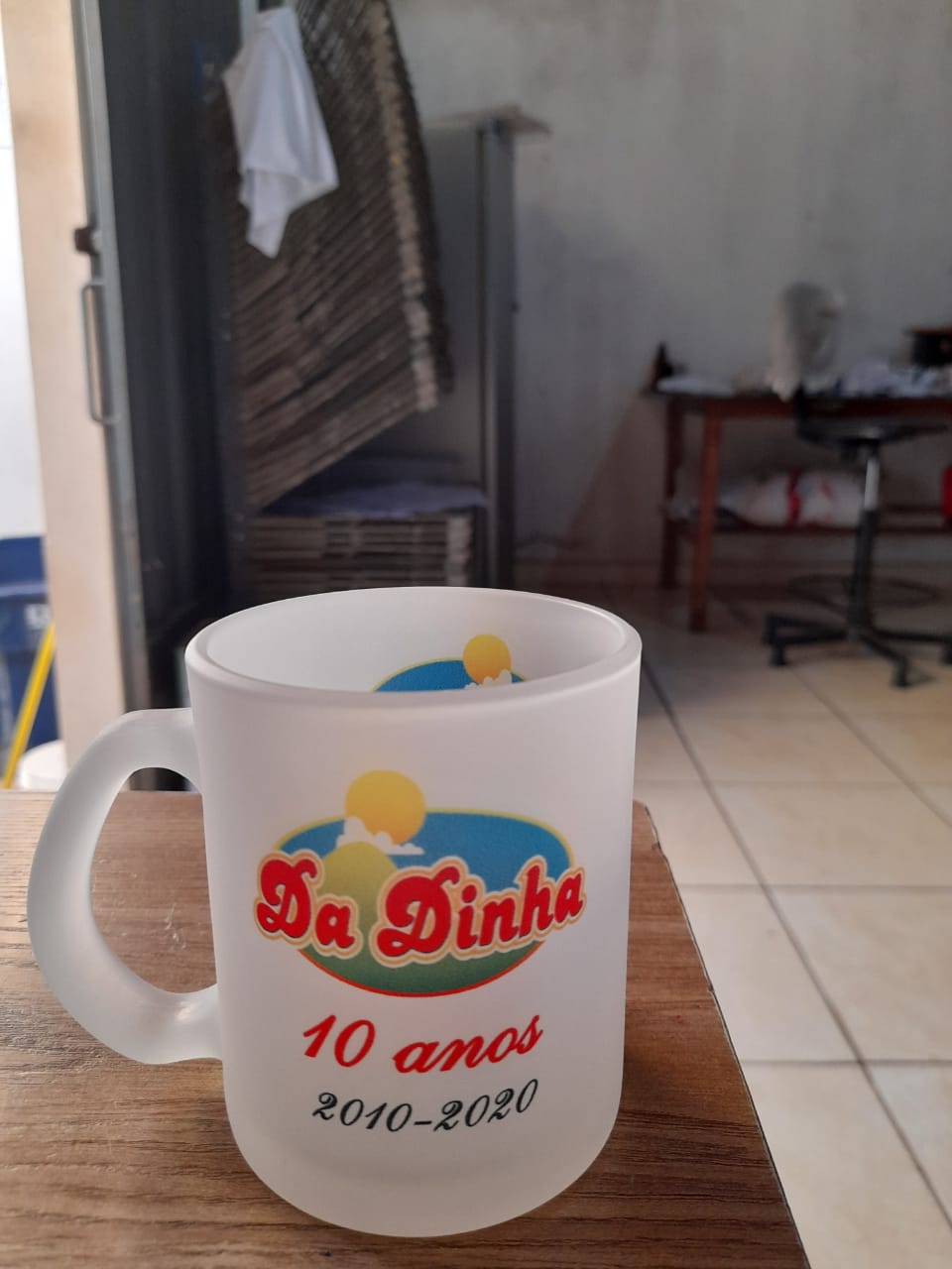 Caneca de vidro jateada de 300ml — brinde personalizado da Cátia Brindes